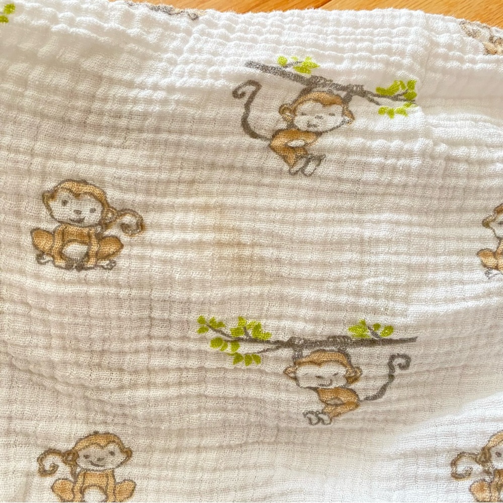 2 Crib Sheets: Happy Monkey Print. Muslin. White and brown, unisex. - Picture 6 of 6
